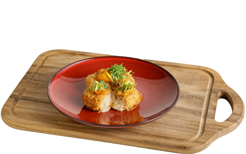 北海道産紅ズワイガニのクリームコロッケ　贅沢雲丹添え　ソースオマール