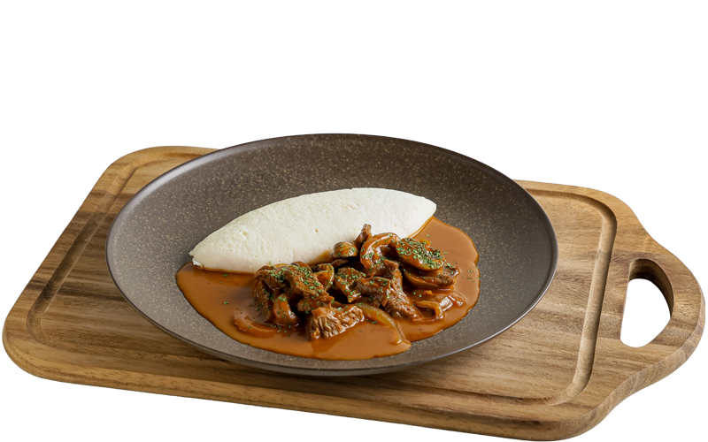 白い卵のオムレツ　ビーフストロガノフと一緒に