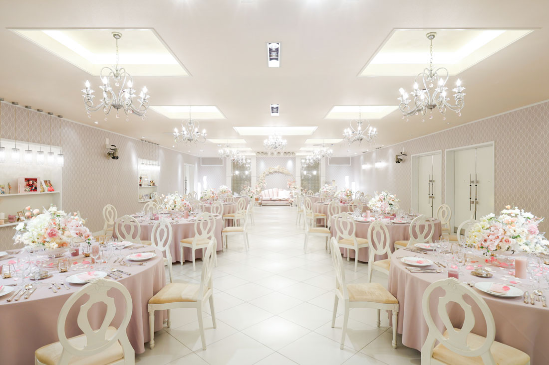 2万個のクリスタルが輝く披露宴会場