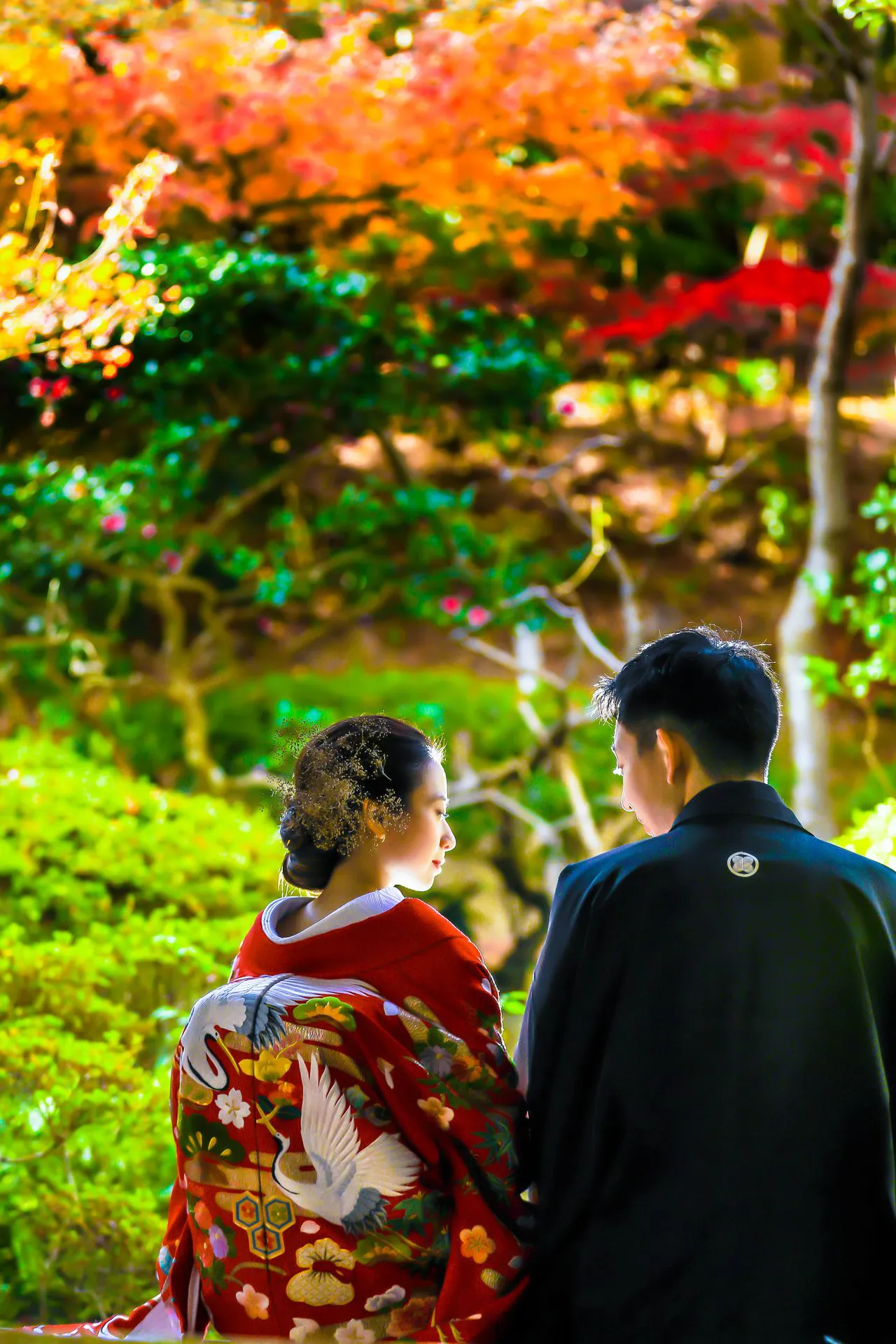 日本庭園で伝統衣装を身に纏う